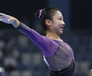 点赞，国足球迷在比赛后主动清理现场垃圾